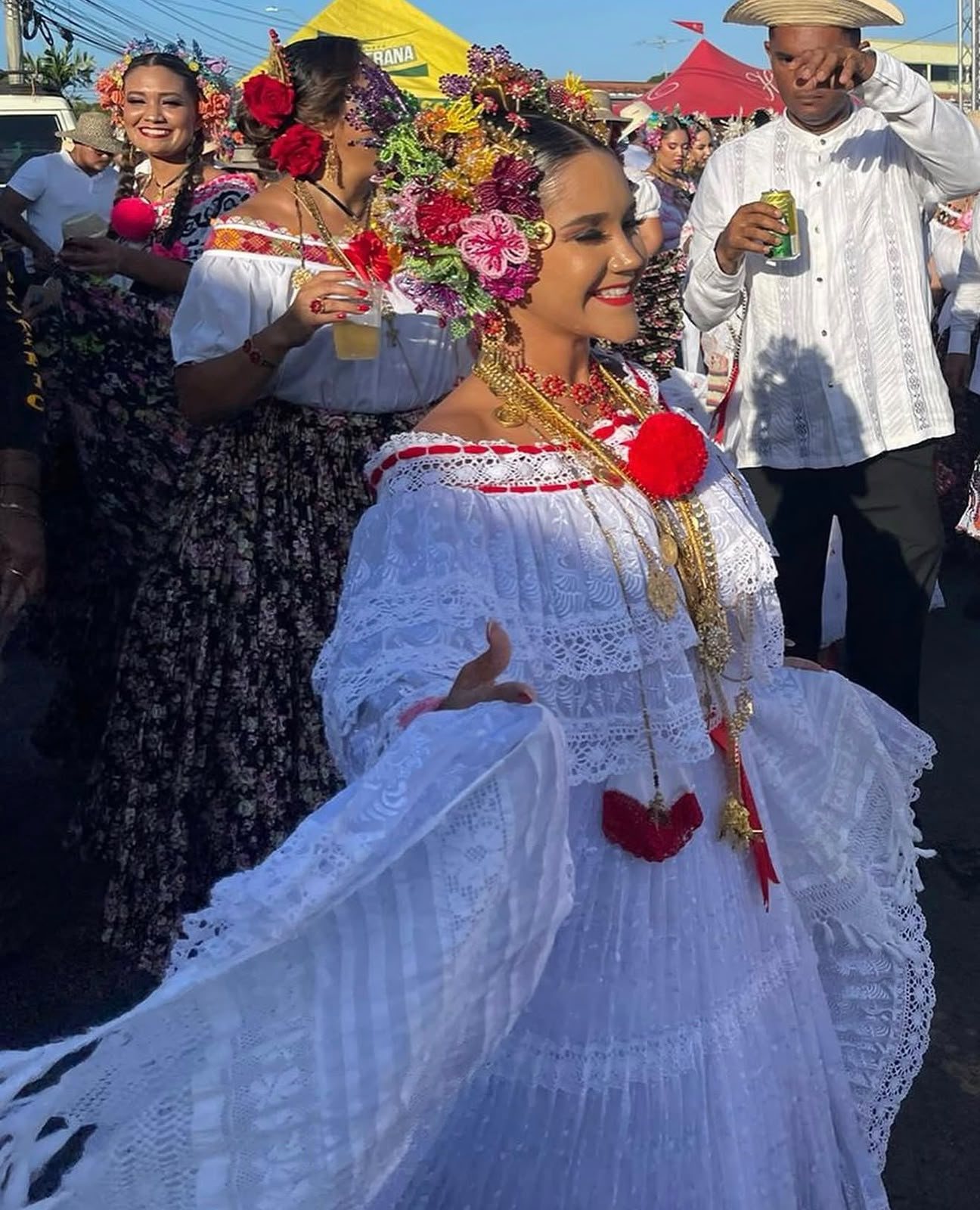 White pollera and flowers in the crowd
