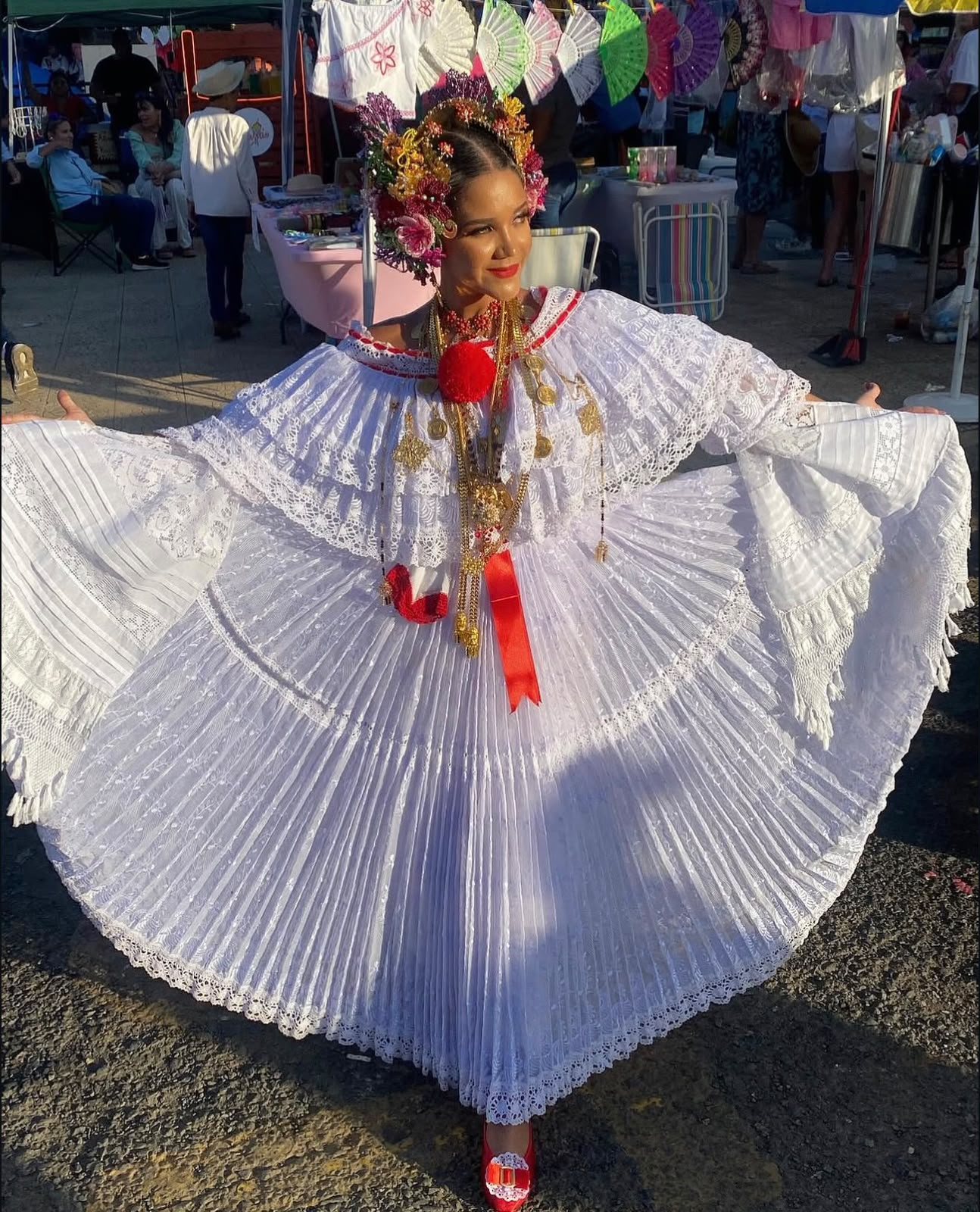 Pollera and crafts among the stalls