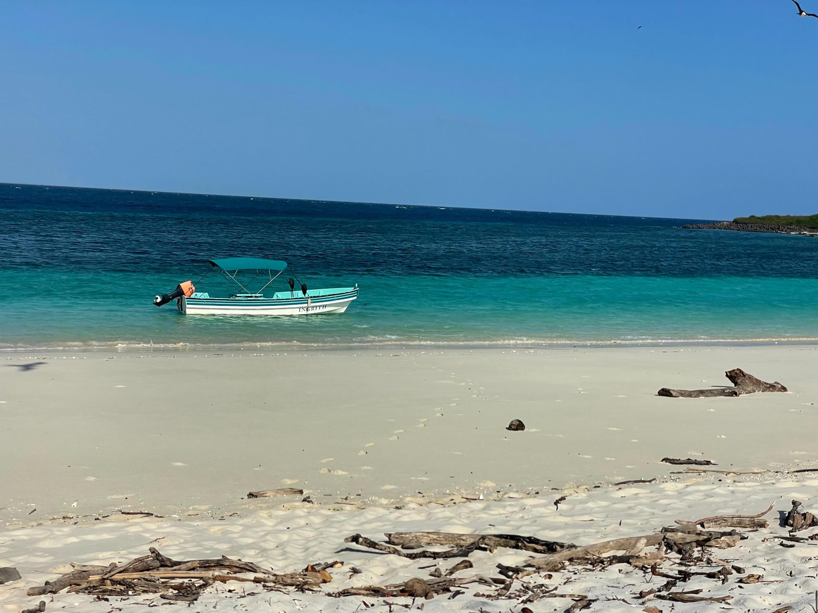 La lancha ormeggiata sulla spiaggia dell'isola