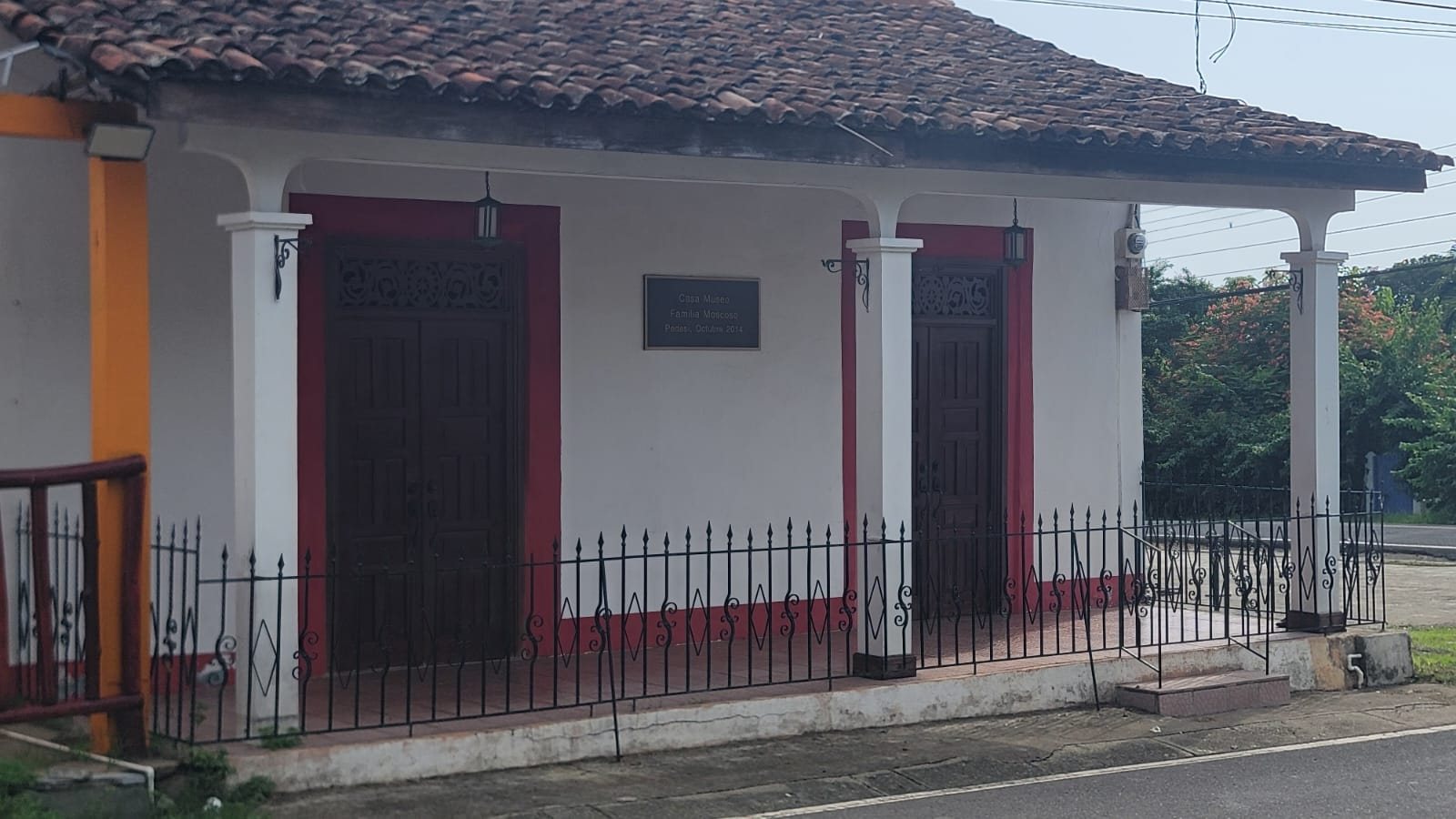A colonial house with red doors